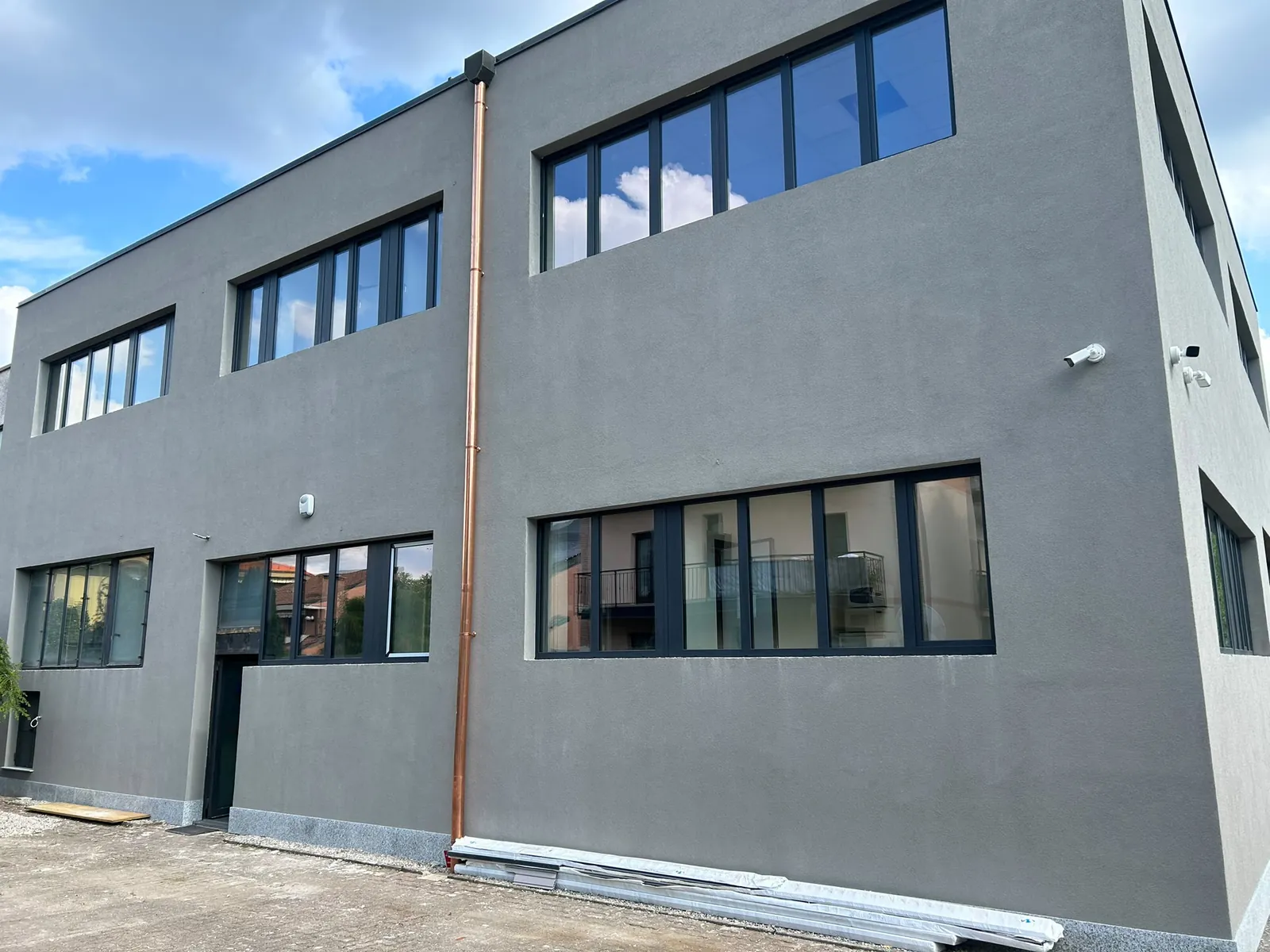 Capannone industriale con grandi vetrate in alluminio antracite