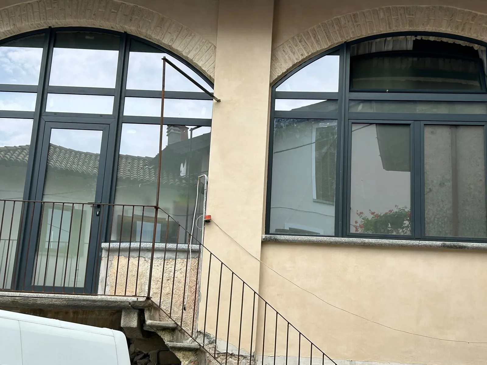 Finestre ad arco in alluminio antracite per recupero edilizio